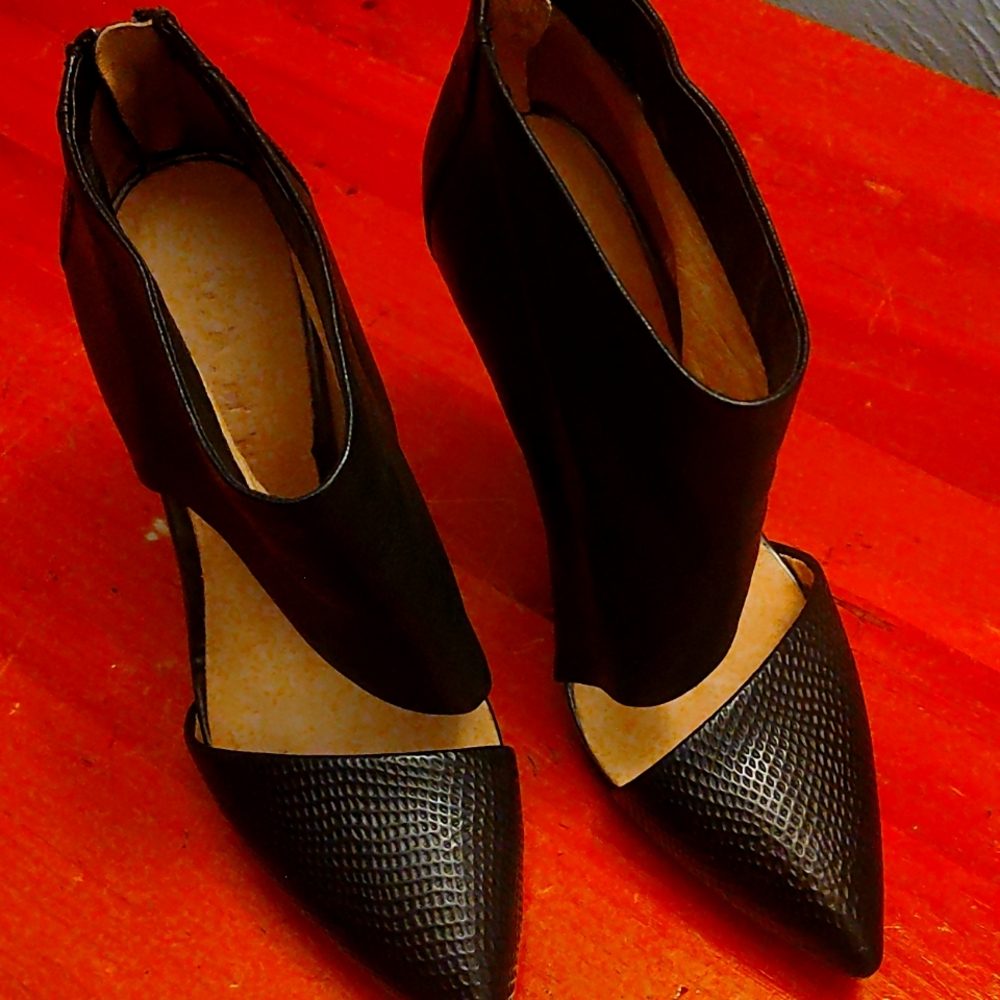 L.A.M.B Black Leather Stiletto  shoes size 7M